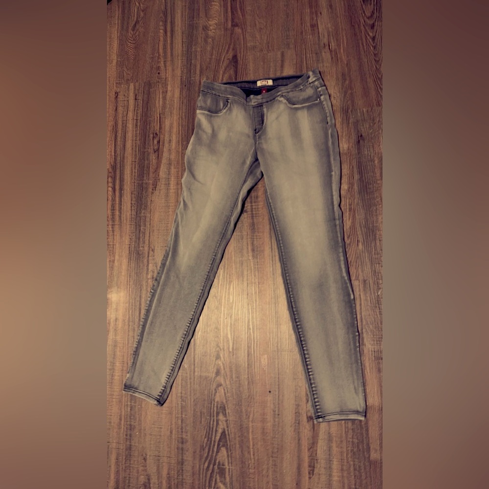 These jeans are perfect for everyday wear. Comfy and stretch! In size M.